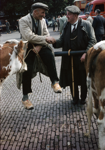 849781 Afbeelding van twee veehandelaren op de veemarkt aan de Croeselaan te Utrecht.